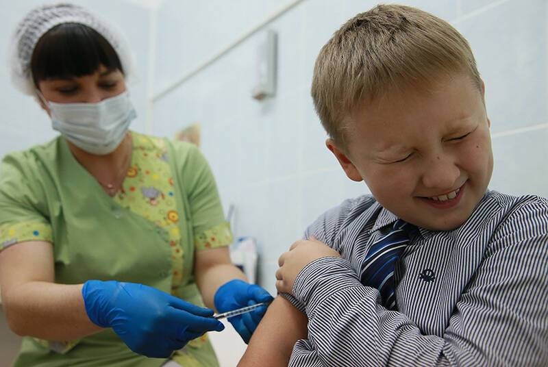 Депздрав Москвы рассказал о ходе третьей фазы испытаний подростковой вакцины
