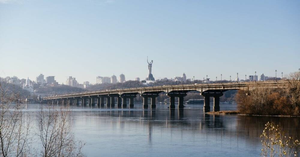 "Киевавтодормост" отрицает, что с моста Патона падал бетон (фото, видео)