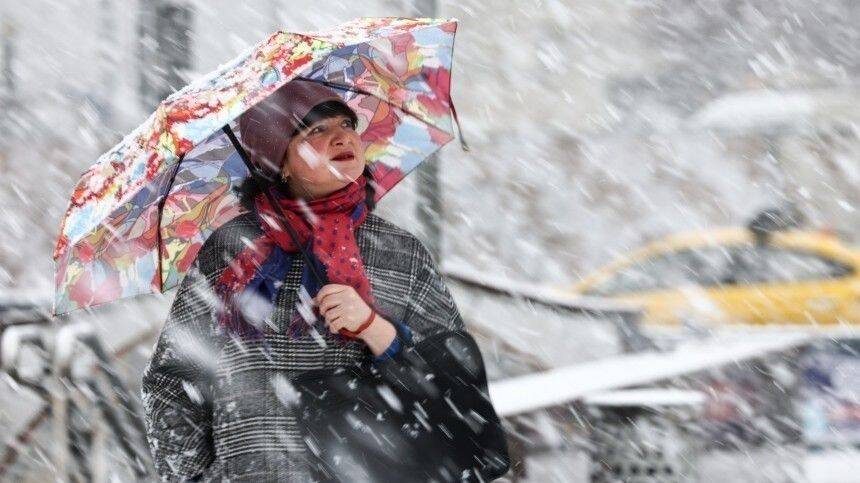 Мощный снегопад испытывает жителей Москвы уже несколько часов