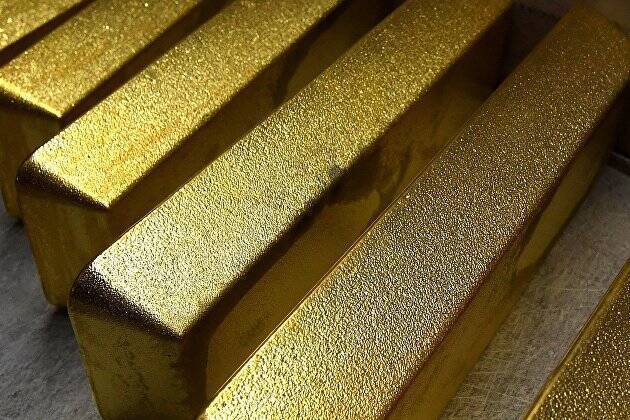 На 17.38 мск цена золота на Comex снижается до 1858,35 доллара за тройскую унцию