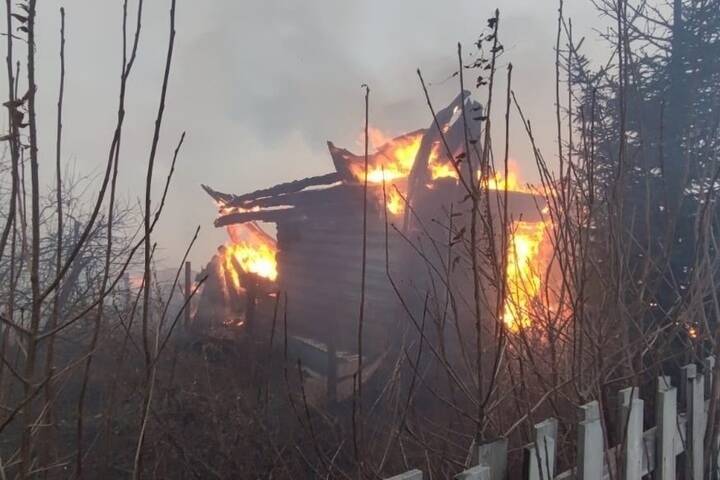 Тела двух человек обнаружили после пожара в Новосибирской области