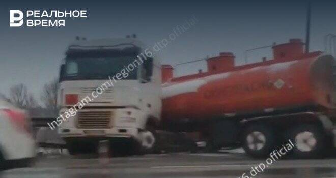 В Казани бензовоз пробил ограждение и повис на мосту — видео