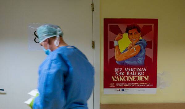 Свято место опустело: властям Латвии некем заменить вакцинных "отказников"