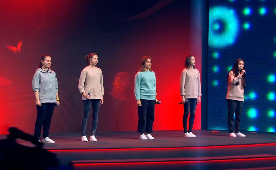 Команда девушек из Узбекистана презентовала свой проект по развитию искусственного интеллекта Путину