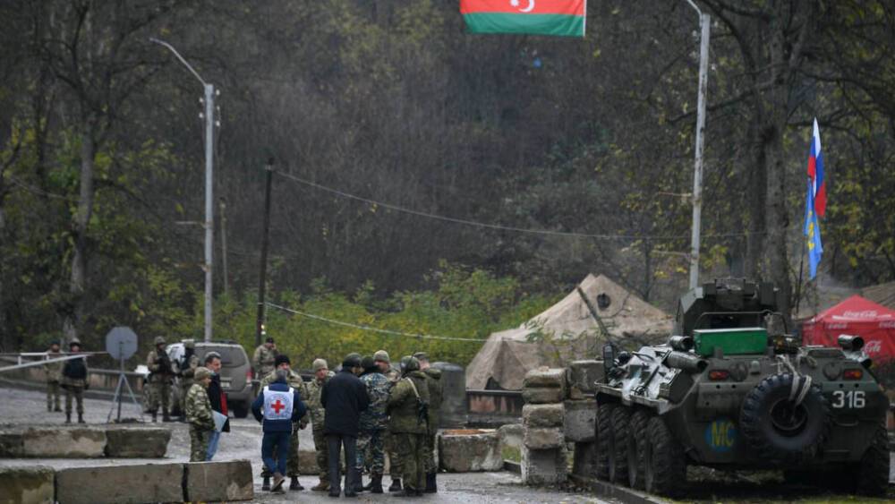 Неизвестный бросил гранату в азербайджанских военных в окрестностях Шуши