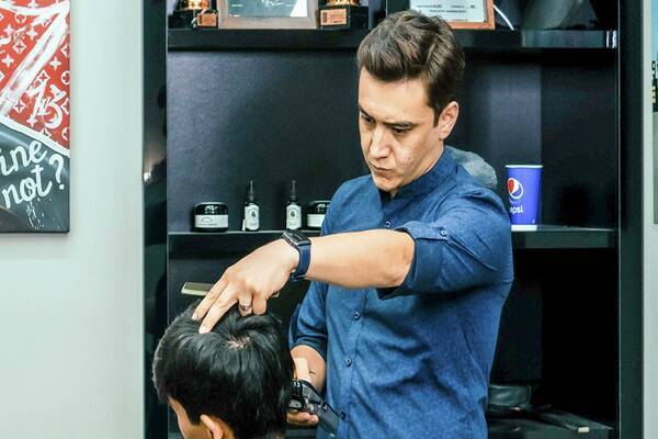 В Ташкенте парикмахер начал марафон стрижек для Книги рекордов Гиннесса