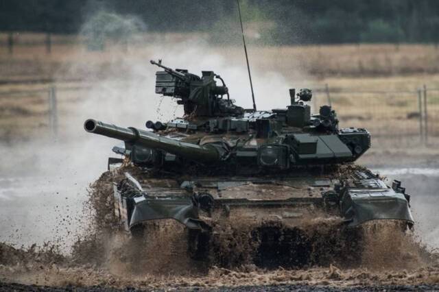 Россия массирует танки, БТР и войска у границ Украины. Путин готовится к вторжению?
