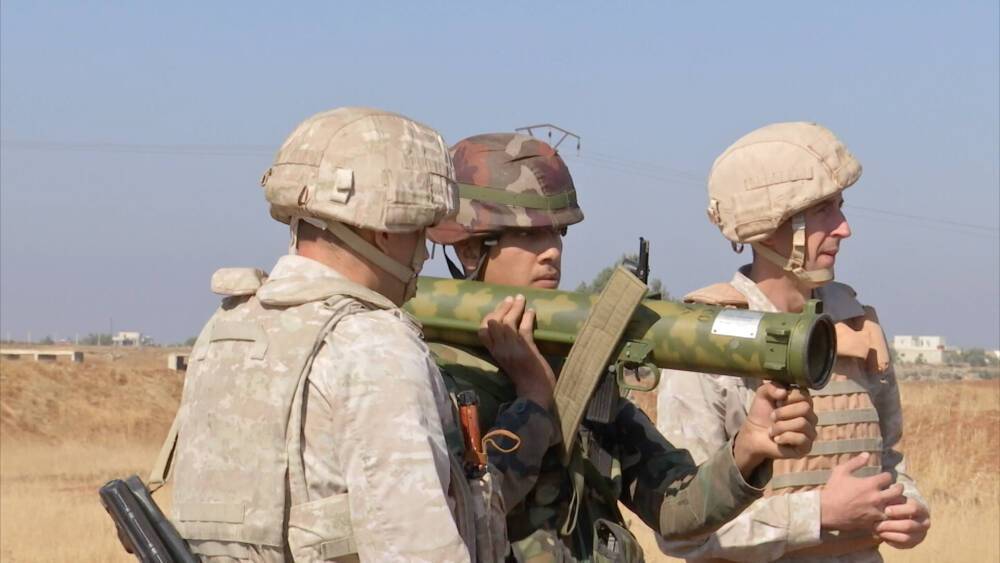 Российские военные научили бойцов сирийской армии стрелять из огнемёта "Шмель"