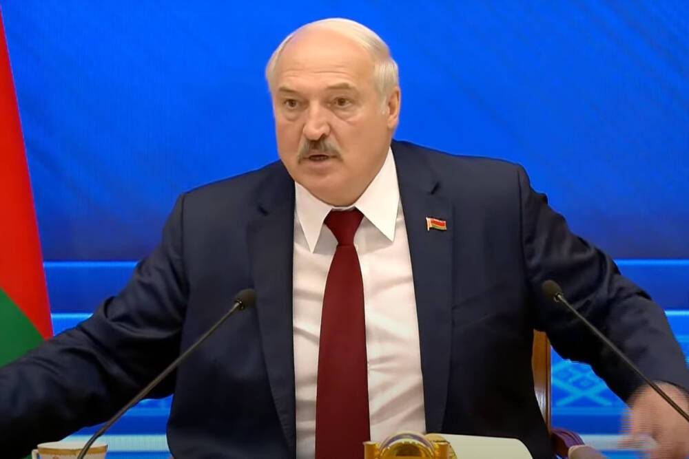 Лукашенко призвал не пугать белорусов вхождением в состав России