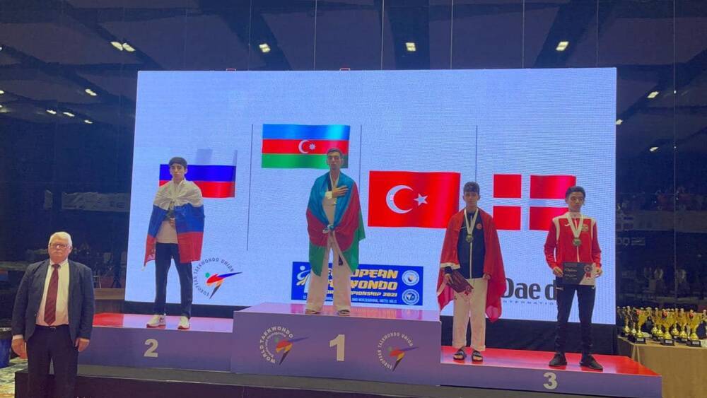 Два азербайджанских тхэквондиста завоевали золотые медали на чемпионате Европы (ФОТО)