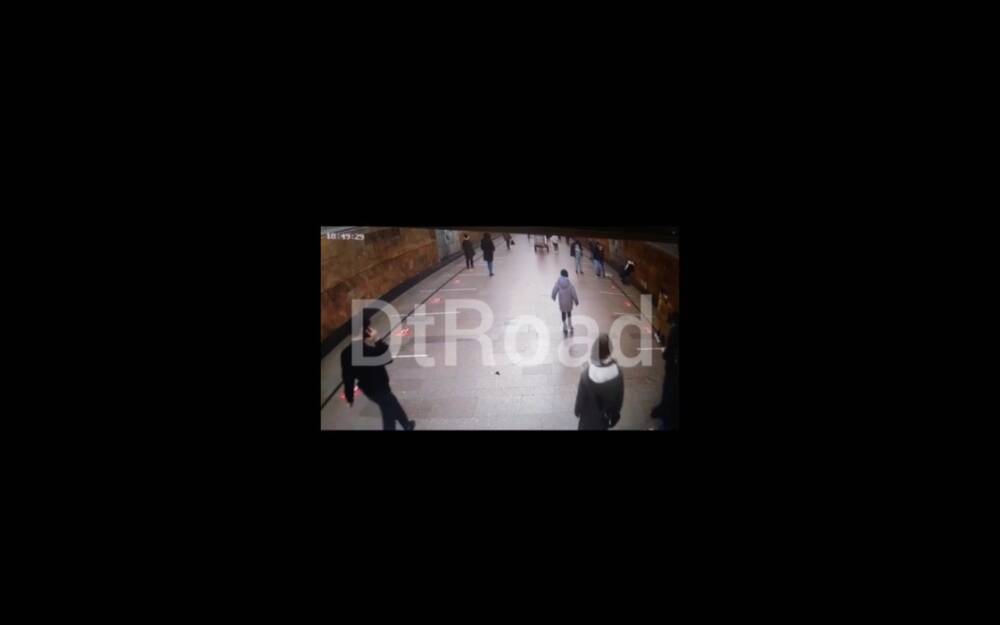 Мужчина погиб в московском метро, пытаясь спасти другого пассажира