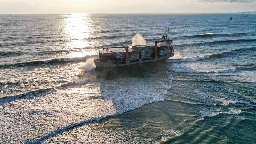 40 тонн топлива откачали с севшего на мель у берега Находки судна