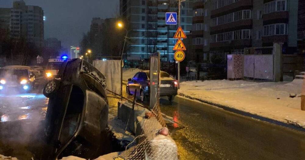 Иномарка провалилась в под землю в центре Новосибирска