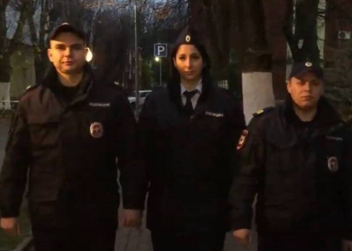 Родившую в подъезде пьяную мать с малышом в пакете нашли полицейские в Калининграде