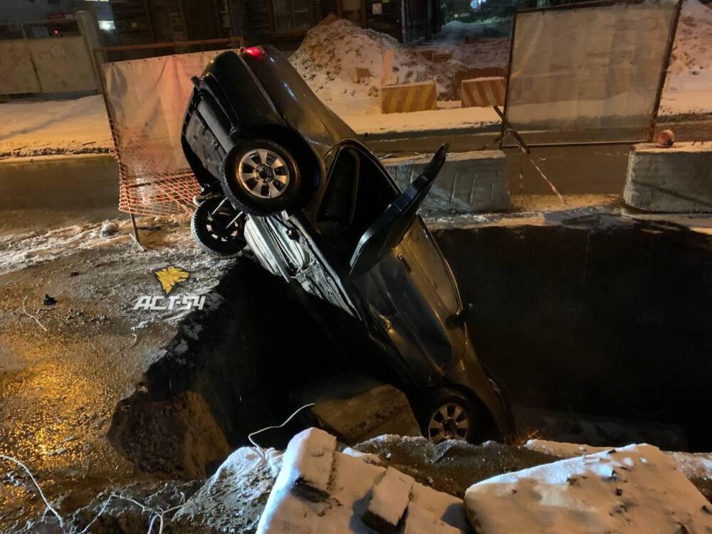 В центре Новосибирска автомобиль Toyota въехал в коммунальную яму