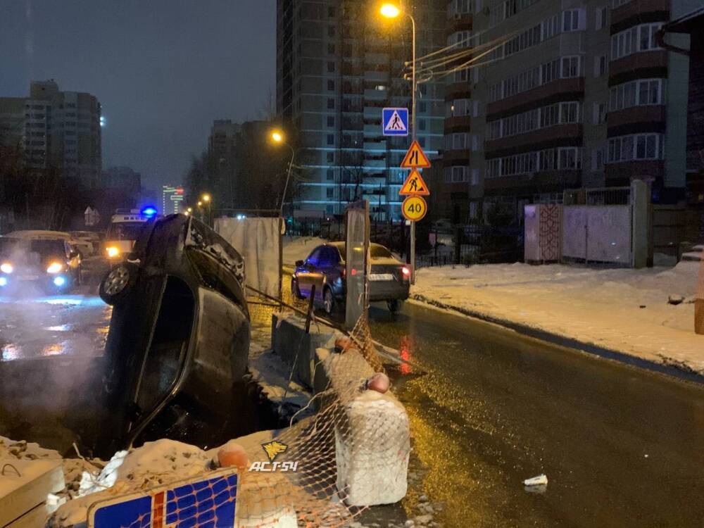 В Новосибирске пьяный водитель сбил бетонные блоки и упал в яму теплотрассы