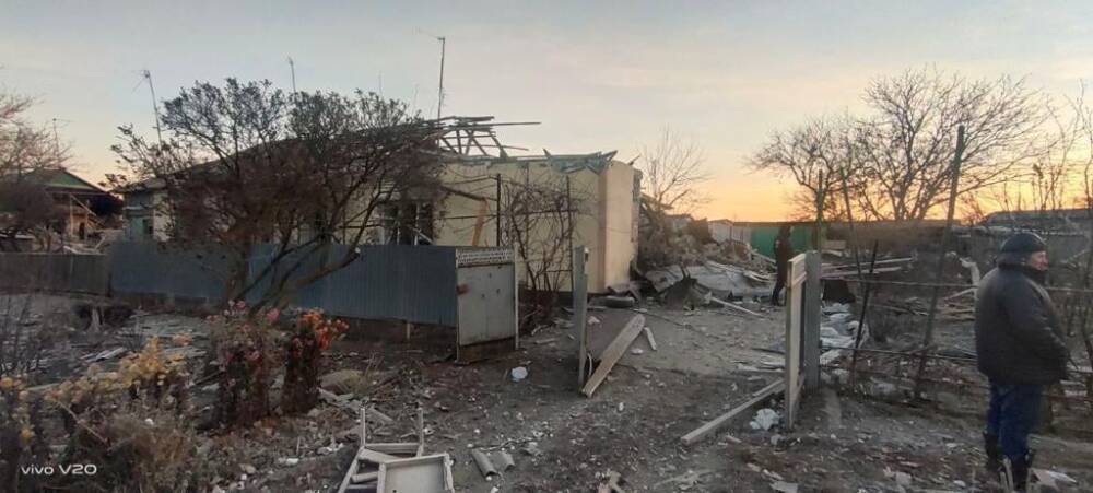 На Донбассе оккупанты обстреляли мирный поселок: разрушены дома, под завалами оказались люди