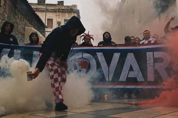 Хорватские футбольные фанаты начали шествие к стадиону на матч с россиянами