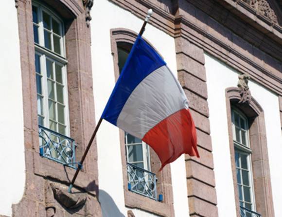 На флаге Франции изменили оттенок синего, но этого никто не заметил