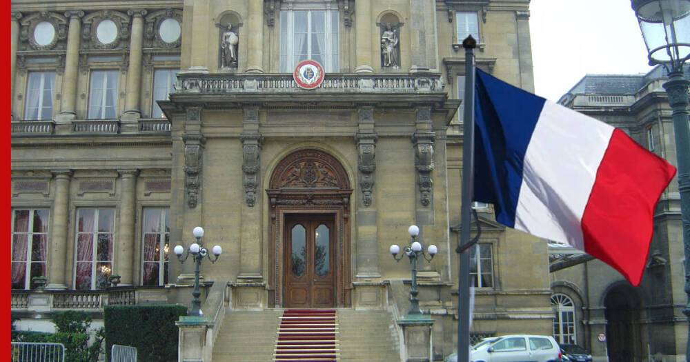 Макрон изменил оттенок одного из цветов на флаге Франции