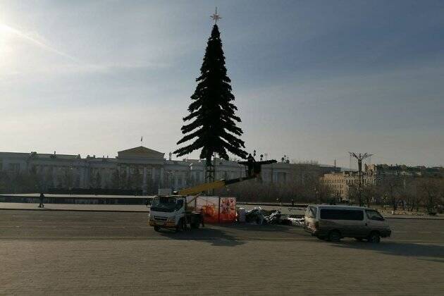 Установку новогодней ёлки завершают на площади Ленина в Чите 15 ноября
