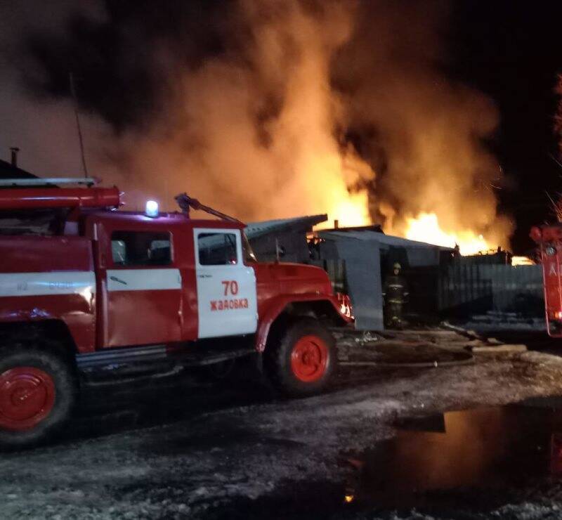 В селе Красная Зорька сгорел многоквартирный дом