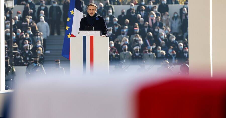 Франция изменила оттенок синего цвета на своем флаге