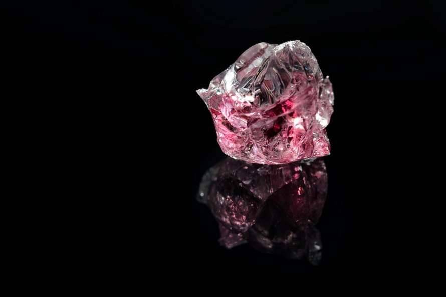 Ученые обнаружили новый минерал внутри алмаза из глубины Земли (Фото)