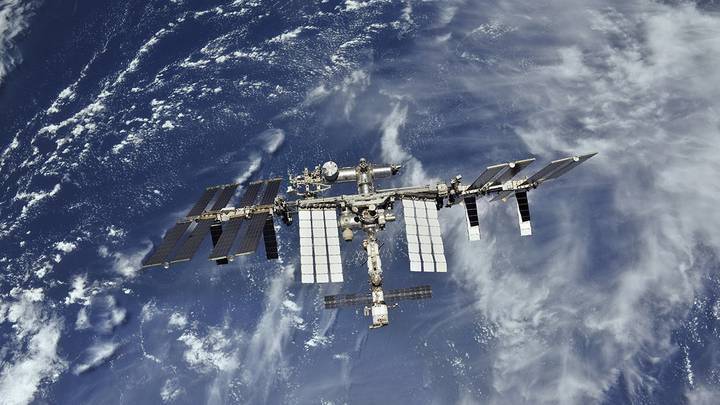 ЦУП дал указание космонавтам на МКС перейти в корабль «Союз» из-за угрозы станции