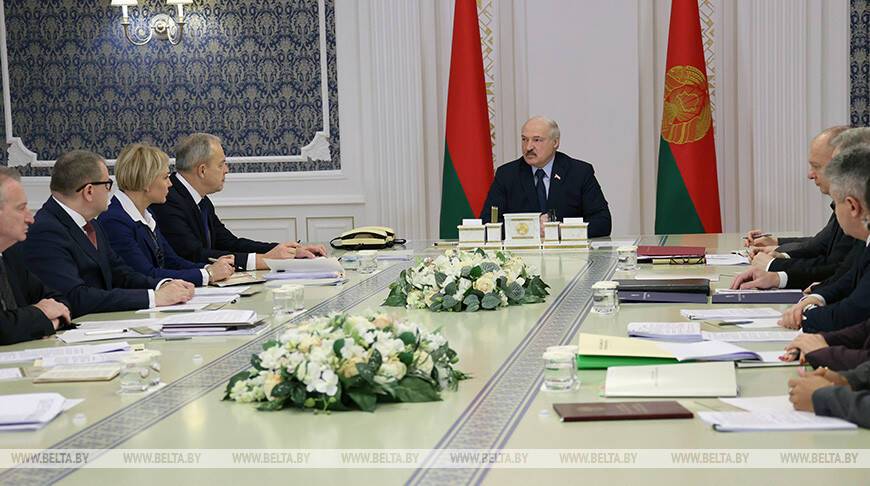 "Мы будем защищаться, нам отступать некуда". Лукашенко пообещал жесткий ответ на новые санкции