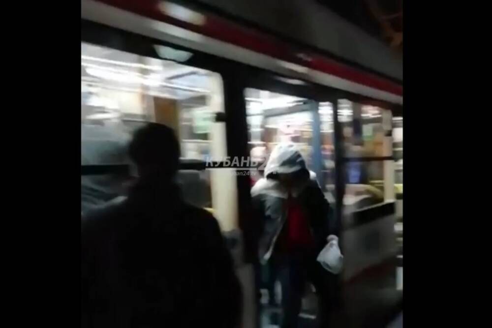В Краснодаре пассажиры вытолкали из трамвая мужчину без маски