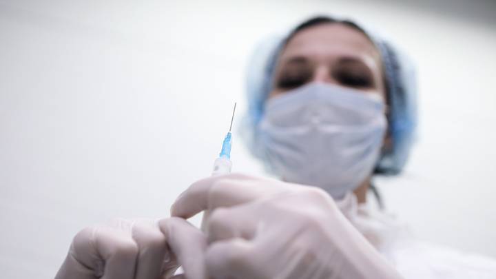 Специалисты рассказали, заразны ли привитые от коронавируса
