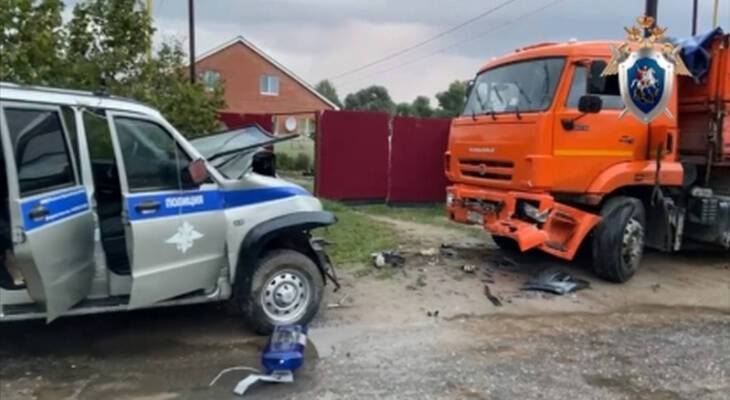 Пьяный полицейский на служебной машине припечатал прохожего к КамАЗу: мужчине грозит до 7 лет тюрьмы