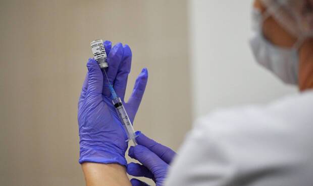 Россияне с купленными сертификатами о вакцинации стали обращаться в частные клиники для настоящей прививки