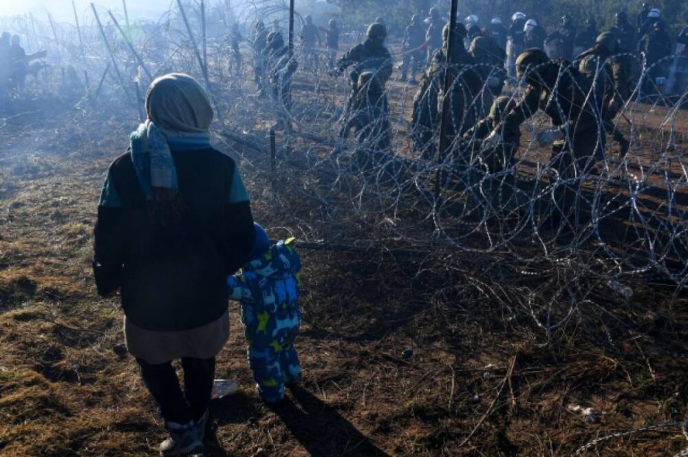 В Польше заявили, что 3,5 тыс. мигрантов находятся на белорусской стороне