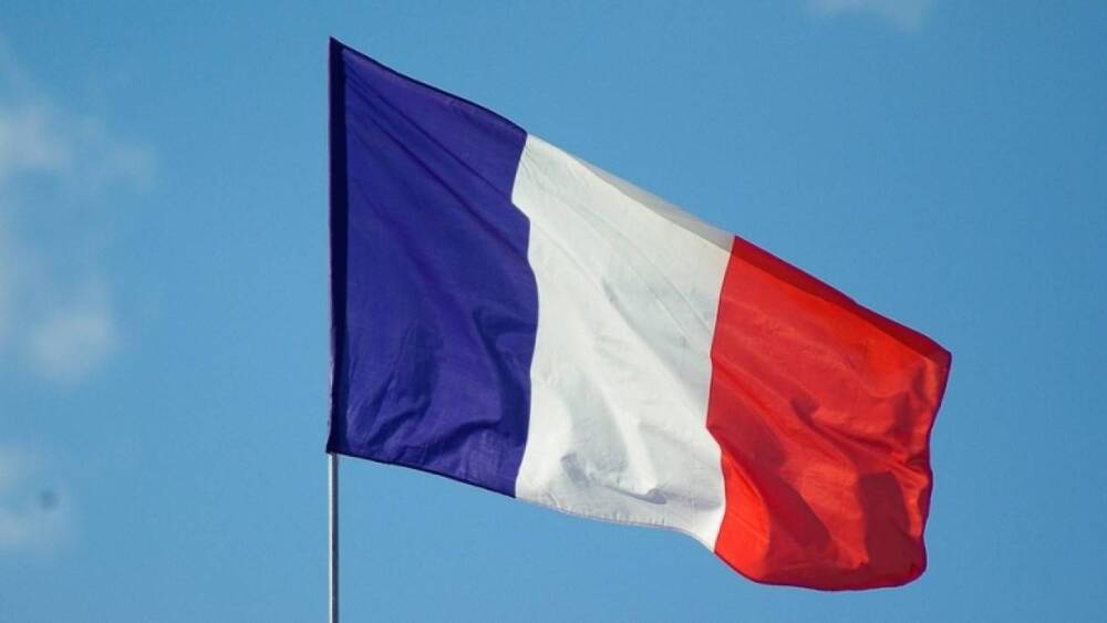 Макрон изменил оттенок синего цвета на национальном флаге Франции