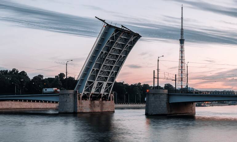 Три моста в Петербурге завершили период разводки