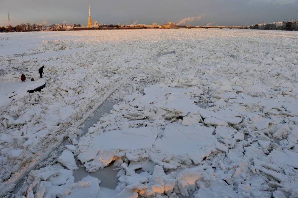 Жителям Петербурга запретили выходить на лед