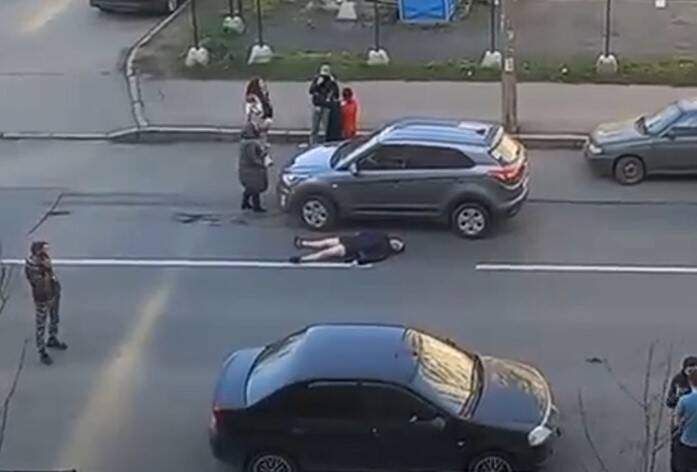 Мужчина без штанов с ирокезом на голове попал под колеса машины в Петербурге — видео
