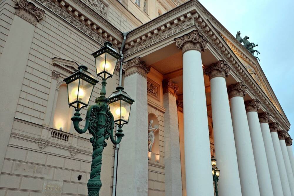 Специалисты начали проверку Большого театра в Москве после сообщения о минировании