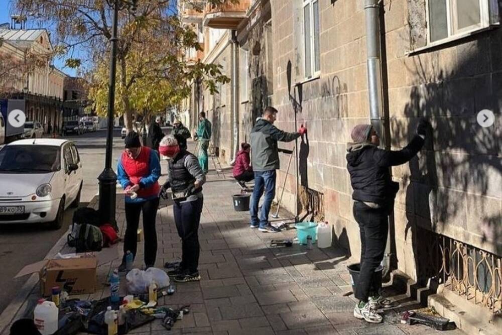 В Астрахани активисты очистили фасад дома в центре города