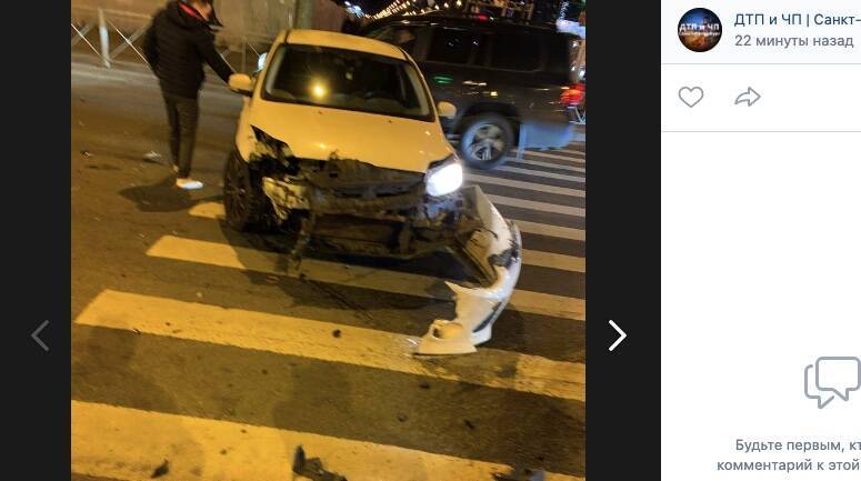 Обломки разлетелись возле станции метро «Парнас» после столкновения Mercedes и Ford Focus