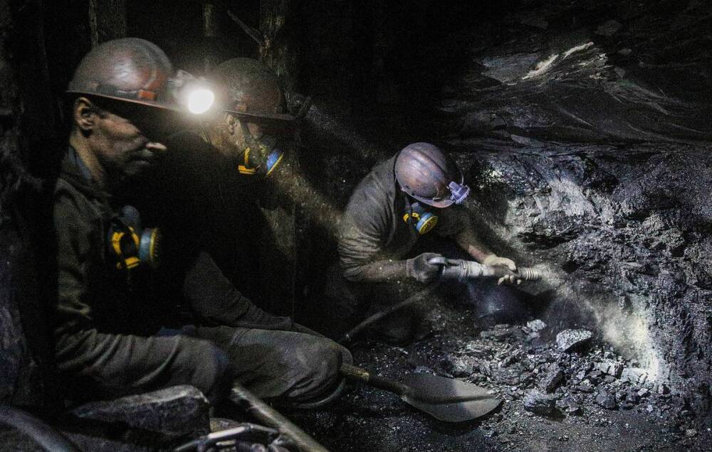 Горняков эвакуируют с шахты "Алардинская" в Кузбассе из-за задымления