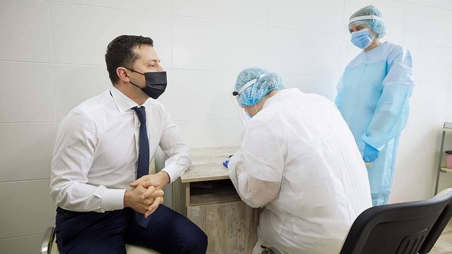 Зеленский пообещал украинцам 1 тыс. гривен за вакцинацию билетами в кино