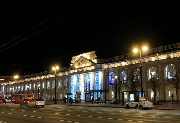 Петербургский «Гостиный двор» загорелся новогодними огнями