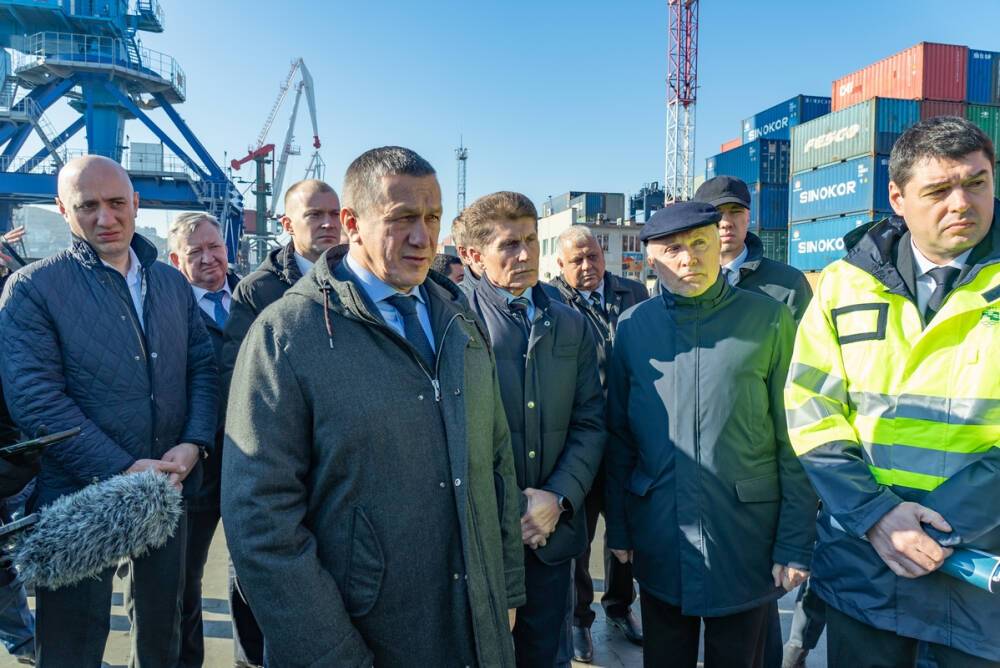Полпред Трутнев посмотрел, как обстоят дела с грузами в порту Владивостока