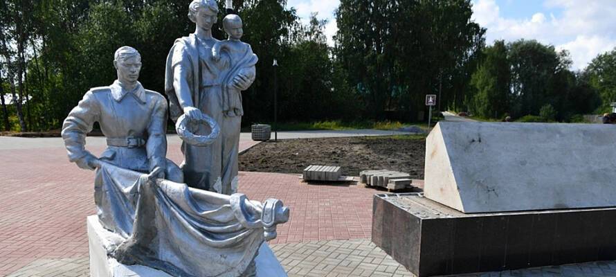 Жительница Карелии забыла веник и не смогла прочитать имя бойца на площади Воинской славы