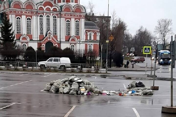 В Кимрах убрали мусор, который лежал недалеко от церкви