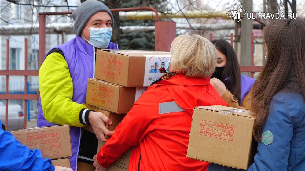 Мы вместе. Ульяновские волонтеры благодарят медиков и помогают пожилым