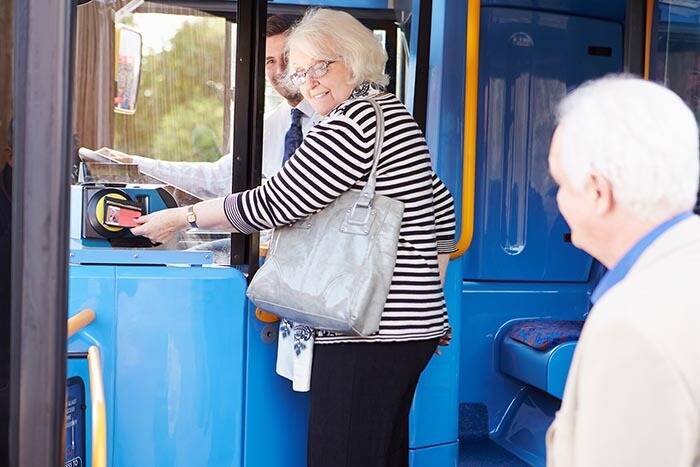 Пожилые люди на юго-западе Германии скоро смогут обменять водительские удостоверения на билеты на общественный транспорт